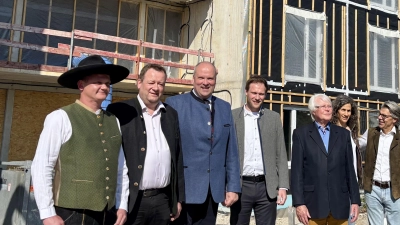 Beim Dichtfest waren (v.l.): Vorarbeiter Johannes Berg, Bürgermeister Peter Köstler, Landrat Christoph Göbel, Geschäftsführer Julian Braun, Altbürgermeister Eberhard Reichert sowie die Architekten Gundula Rathjen, Bertold und David Ziersch. (Foto: Ulrike Seiffert)