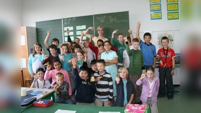 Am Ende der Schulstunde konnte jedes Kind der 3C der Volksschule Lochham seinen Namen in Gebärdensprache zeigen. Hinter der Klasse steht Kursleiterin Julia von Juni. (Foto: US)