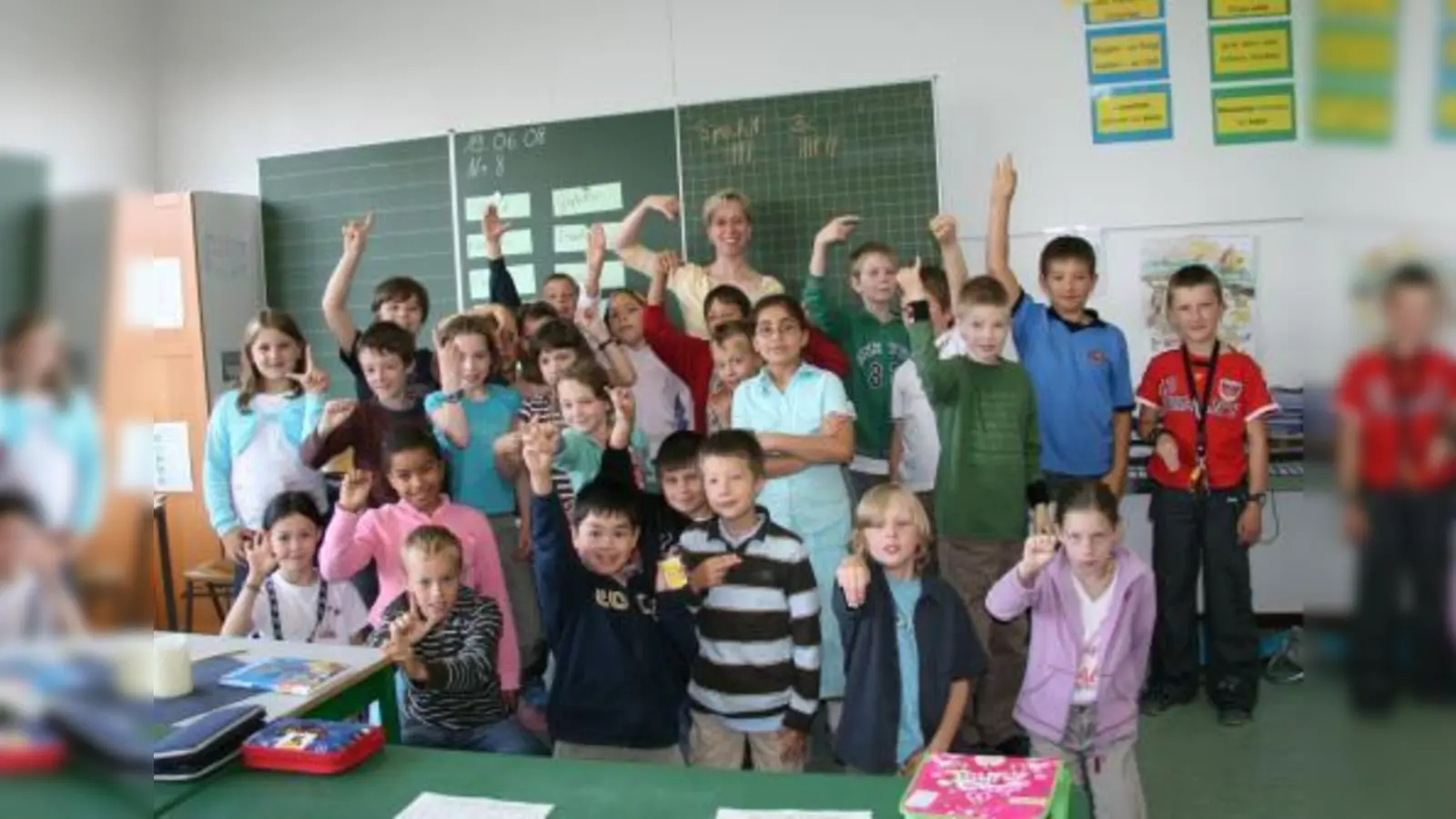Am Ende der Schulstunde konnte jedes Kind der 3C der Volksschule Lochham seinen Namen in Gebärdensprache zeigen. Hinter der Klasse steht Kursleiterin Julia von Juni. (Foto: US)