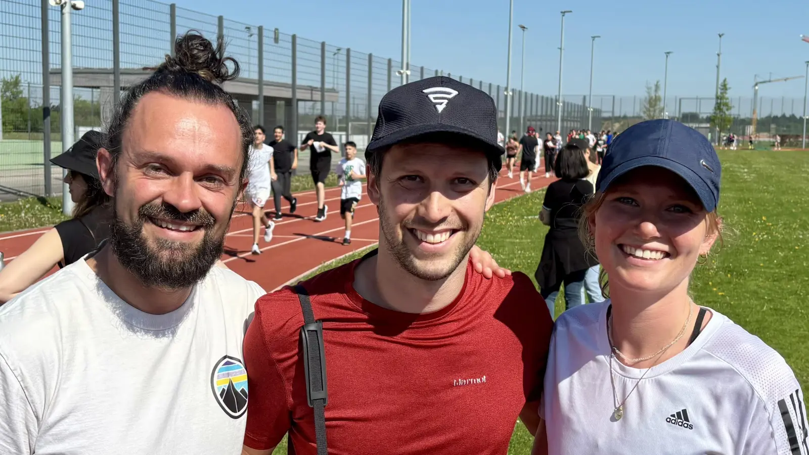 Die Sportlehrer Max Schmelz, Lukas Schnell und Nina Pelzer (v.l.) organisierten den ersten Spendenlauf.  (Foto: Ulrike Seiffert)
