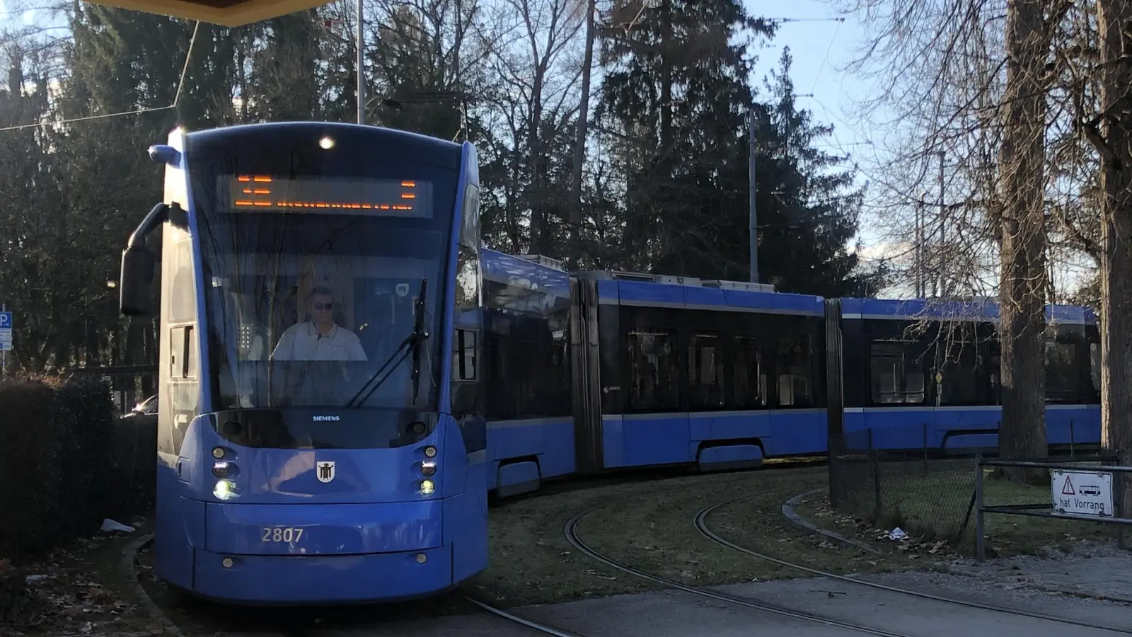 In Moosach ist ein 74-Jähriger von einer Trambahn erfasst worden. (Symbolbild: hw)