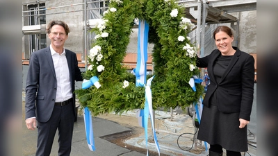 Klaus-Michael Dengler und Münchens Dritte Bürgermeisterin Verena Dietl mit der Richtkrone. (Foto: GEWOFAG)
