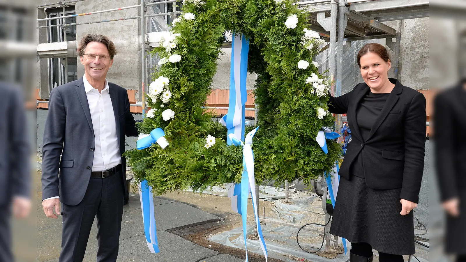 Klaus-Michael Dengler und Münchens Dritte Bürgermeisterin Verena Dietl mit der Richtkrone. (Foto: GEWOFAG)