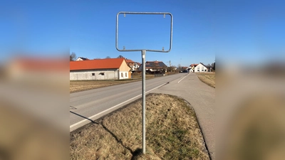 Stehlen eines Ortschilds ist ein gefährlicher Eingriffe in den Straßenverkehr.  (Foto: LRA Dachau, Denny Friedrich)