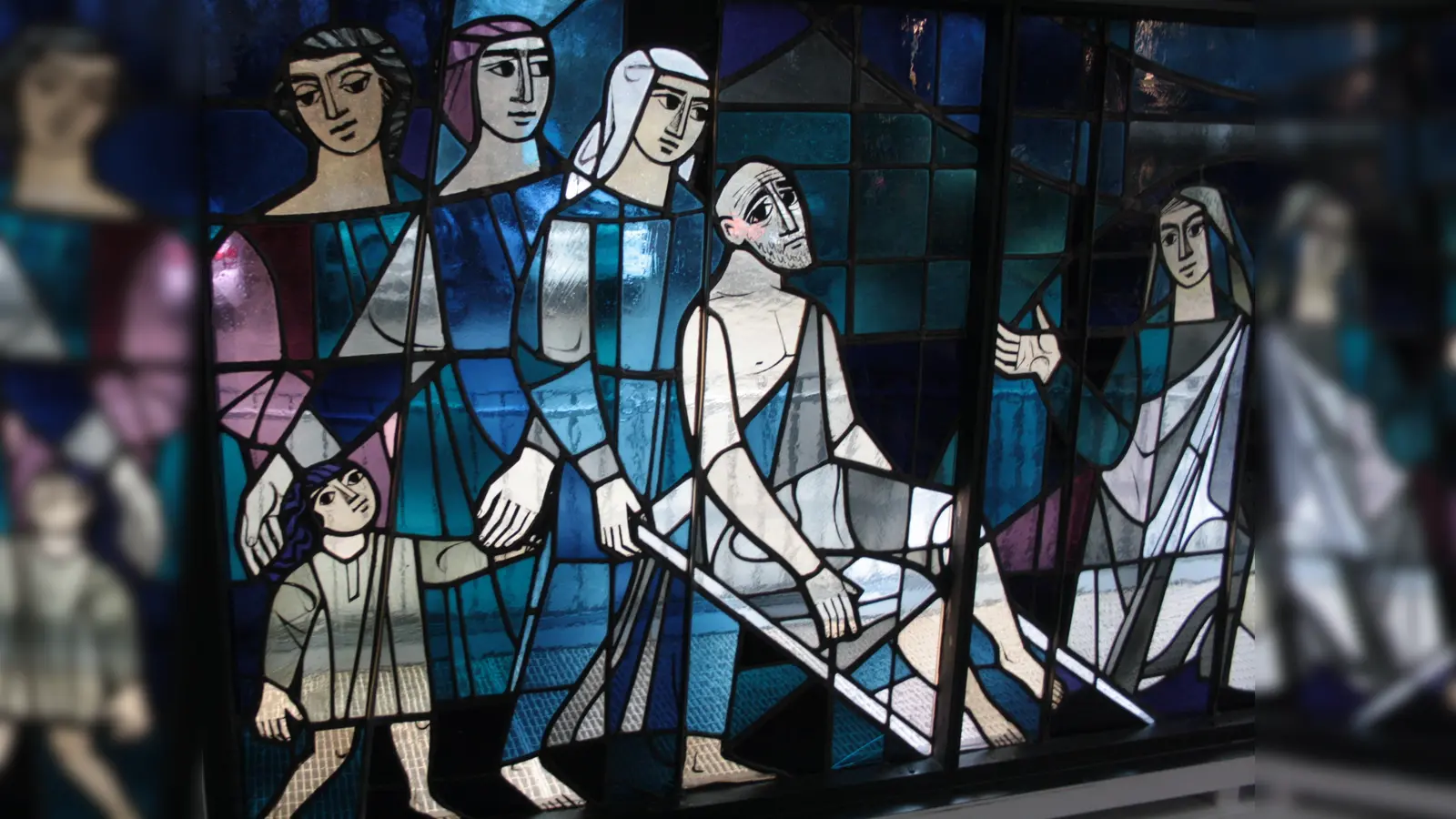 Die alten Glasfenster der Simeonskirche wurden im neuen Gottesdienstraum eingesetzt. (Foto: job)