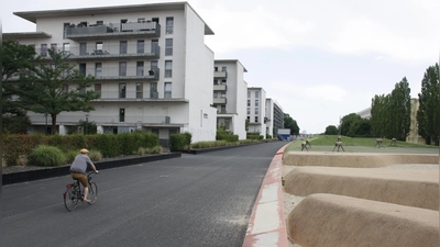 An heißen Tagen öd und leer: Der Asphalt heizt den Bahndeckel so sehr auf, dass sich kaum jemand auf dem Platz aufhalten mag. (Foto: job)