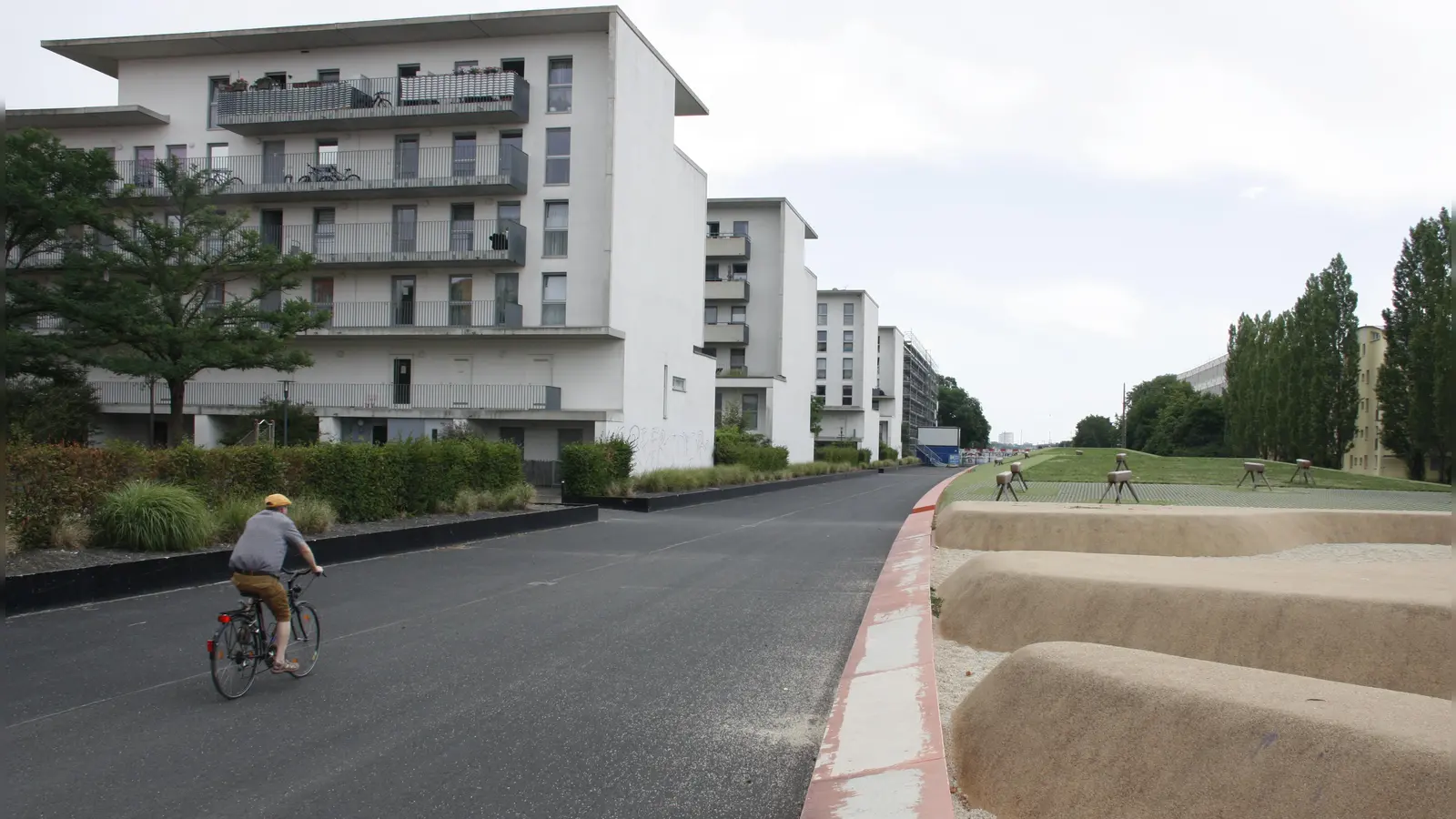 An heißen Tagen öd und leer: Der Asphalt heizt den Bahndeckel so sehr auf, dass sich kaum jemand auf dem Platz aufhalten mag. (Foto: job)