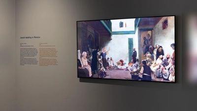 Werke wie Tamir Zadoks Videoarbeit „Jewish Wedding in Morocco” sind in der neuen Ausstellung zu sehen. Zadoks Vorbild ist das gleichnamige berühmte Bild von Eugene Delacroix aus dem Jahr 1841. (Jewish Wedding in Morocco, 2014, Leihgabe der Rosenfeld Gallery, Tel Aviv) (F.: Eva Jünger/ JMM )