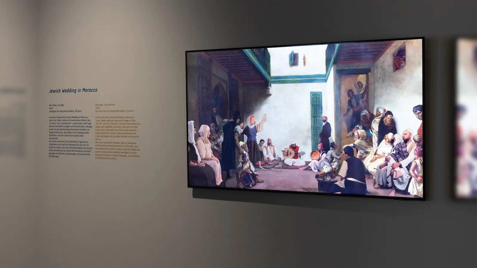 Werke wie Tamir Zadoks Videoarbeit „Jewish Wedding in Morocco” sind in der neuen Ausstellung zu sehen. Zadoks Vorbild ist das gleichnamige berühmte Bild von Eugene Delacroix aus dem Jahr 1841. (Jewish Wedding in Morocco, 2014, Leihgabe der Rosenfeld Gallery, Tel Aviv) (F.: Eva Jünger/ JMM )