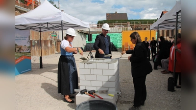 Mörtel für den Grundstein trugen (v.l.) Bürgermeisterin Verena Dietl, MÜNCHENSTIFT-Geschäftsführer Siegfried Benker und die Leiterin des Hans-Sieber-Hauses Ana Thudt auf.  (Foto: bb)