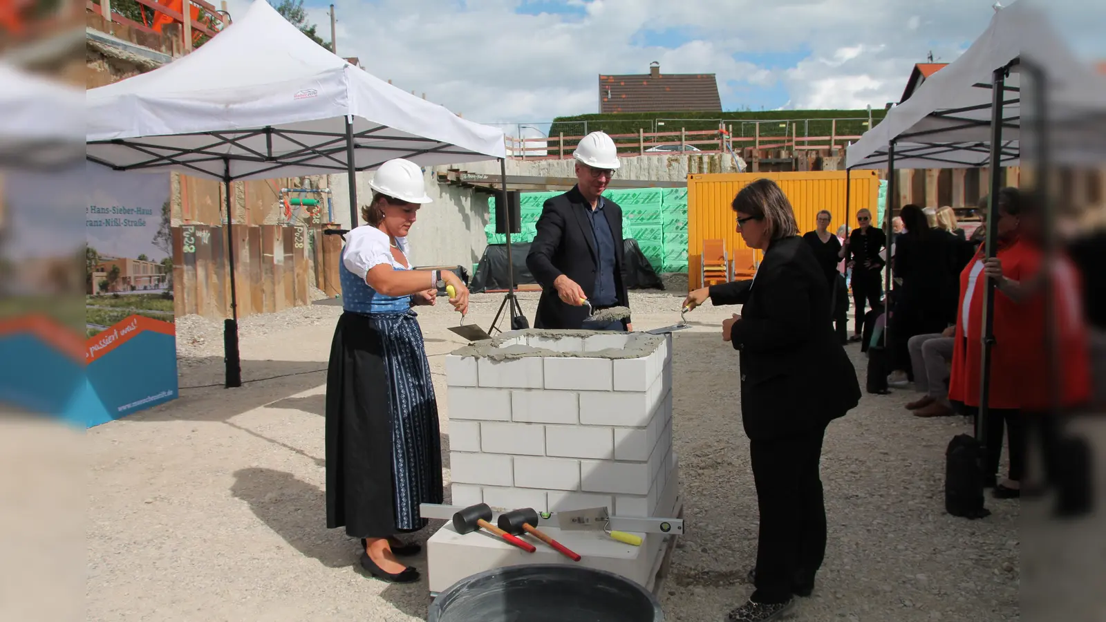 Mörtel für den Grundstein trugen (v.l.) Bürgermeisterin Verena Dietl, MÜNCHENSTIFT-Geschäftsführer Siegfried Benker und die Leiterin des Hans-Sieber-Hauses Ana Thudt auf.  (Foto: bb)