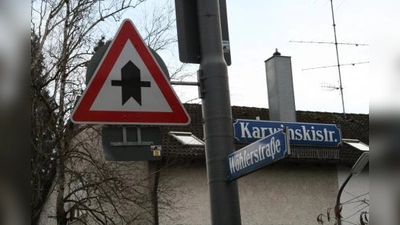 Unklare Verhältnisse: Warum ist nach der Komplettsanierung die Wöhlerstraße an dieser einzigen Stelle vorfahrtberechtigt? (Foto: US)