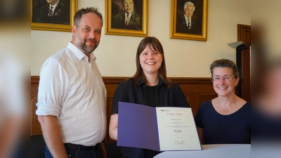 (v. l.) Oberbürgermeister Tobias Eschenbacher gratuliert Jannika Bauer zusammen mit Susanne Beck, Leiterin der Stadtbibliothek Freising, zu ihrem hervorragenden Abschluss. (Foto: Stadt Freising) (Foto: Stadt Freising)