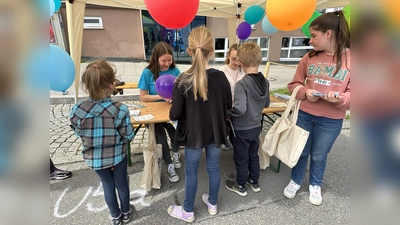 Bunte Luftballons, Infos und etwas Technik: Der Digiclub war diesmal beim Marktsonntag vertreten. (Foto: DigiClub)