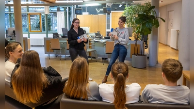 Die Mitarbeiter des Landratsamts Starnberg Annika Riedl (r.) und Auszubildende Magdalena Schmidberger erklärten den Schülerinnen und Schülern die Abläufe in der Zulassungsstelle. (Foto: LRA Starnberg)