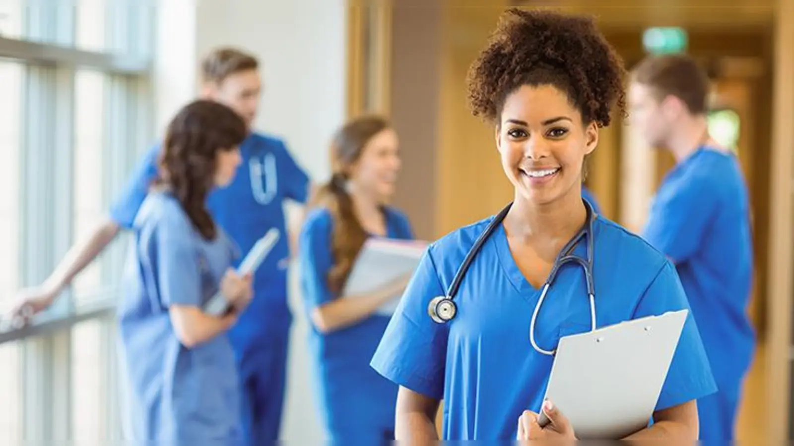 Seit 2020 ist viel unternommen worden, um das Ansehen von Pflegeberufen zu stärken und das Interesse der Jugendlichen an einer Ausbildung in diesem Bereich zu steigern. (Foto: BIBB / istock)