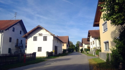 Ländliche Strukturen: Im kleinen Dorf Angelbrechting, das zwischen Poing und der Autobahn liegt, reiht sich ein Hof an den anderen. (Foto: bs)