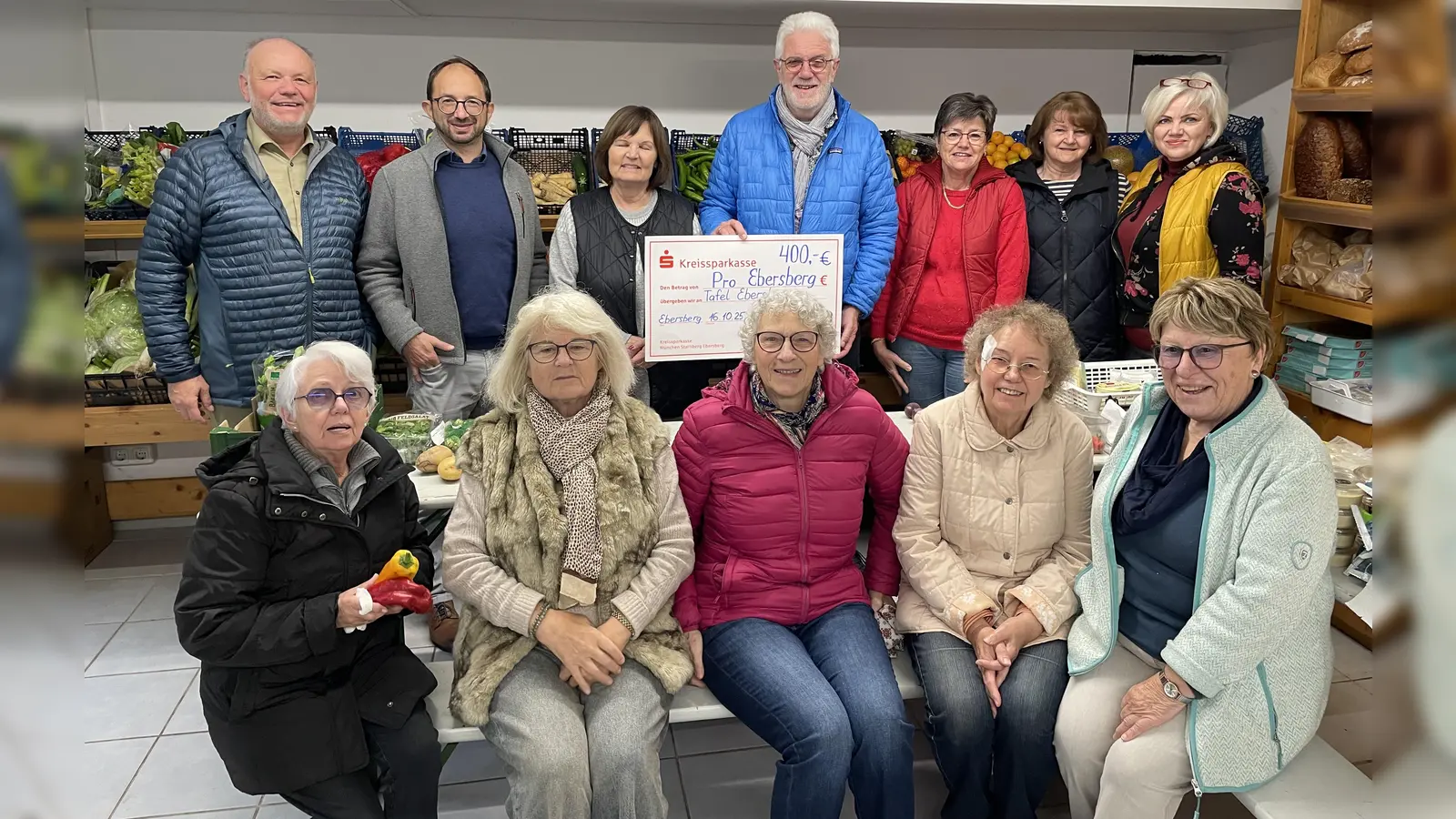 Die Wählergemeinschaft Pro Ebersberg hat wieder einen Teil der Einnahmen aus dem Verkauf von HotGin und ApfelGlüh bei ihrem Christkindlmarktstand an die Tafel gespendet. (Foto: Peis)