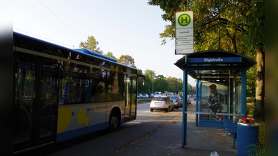 An Haltestellen könnten künftig die Tagesordnungen des Bezirksausschusses aushängen, so zumindest stellt es sich das Gremium selbst vor, das dazu nun einen Antrag an die Stadt verabschiedete. (Foto: Beatrix Köber)