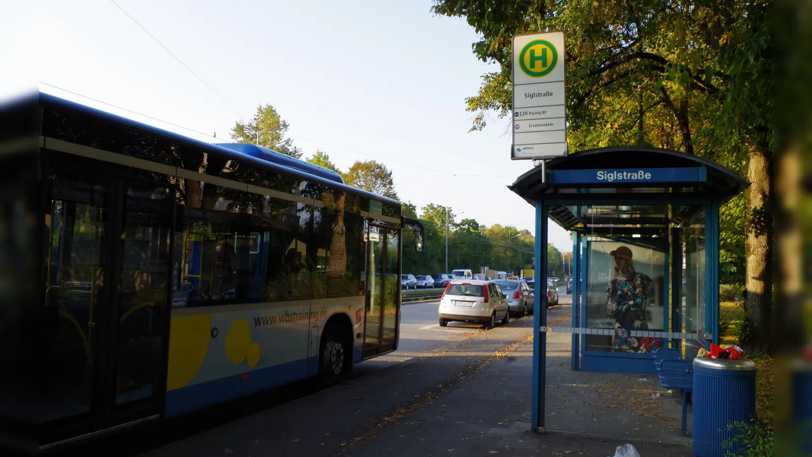An Haltestellen könnten künftig die Tagesordnungen des Bezirksausschusses aushängen, so zumindest stellt es sich das Gremium selbst vor, das dazu nun einen Antrag an die Stadt verabschiedete. (Foto: Beatrix Köber)