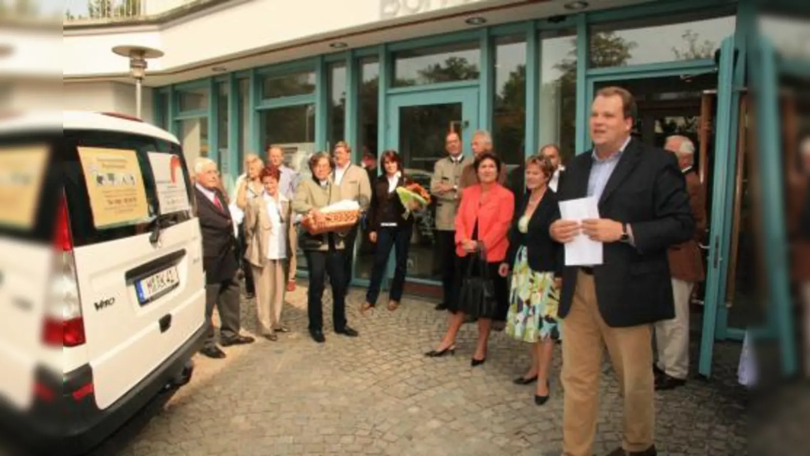 „Der WürmtalTisch hat die Nische gefunden, die vielen bedürftigen Würmtalern unendlich viel weiterhilft“, würdigte Christoph Göbel (re.) das ehrenamtliche Engagement. Neben ihm in der ersten Reihe (v.r.): Annemarie Detsch, Christine Borst, Renate Klostermeier, Petra Schaber, Karin Wolf und Rolf Matthes. (Foto: US)