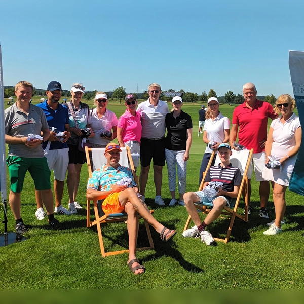 Waren bei der „golfoptiker.de Trophy” dabei (stehend von links): Florian Bujok, Andreas Zangl, AnetteFähnrich, Barbara Dorner, Konstanze Mühlbauer, Walter Drum, Christine Widmann, Monika Eckart, Christian Wimbauer und Diana Soljan-Tuponja sowie (sitzend von links) Dieter Huber und Moritz Bujok.<br>  (Foto: GolfRange)