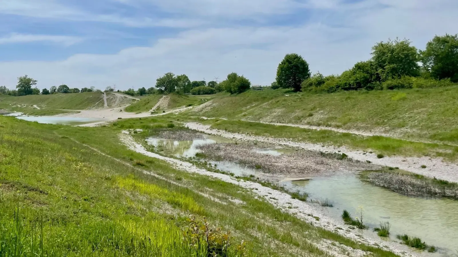 Obwohl es in den letzten Wochen viel geregnet hat, ist in der Grube an der Kleselstraße nur relativ wenig Wasser. (Foto: bb)