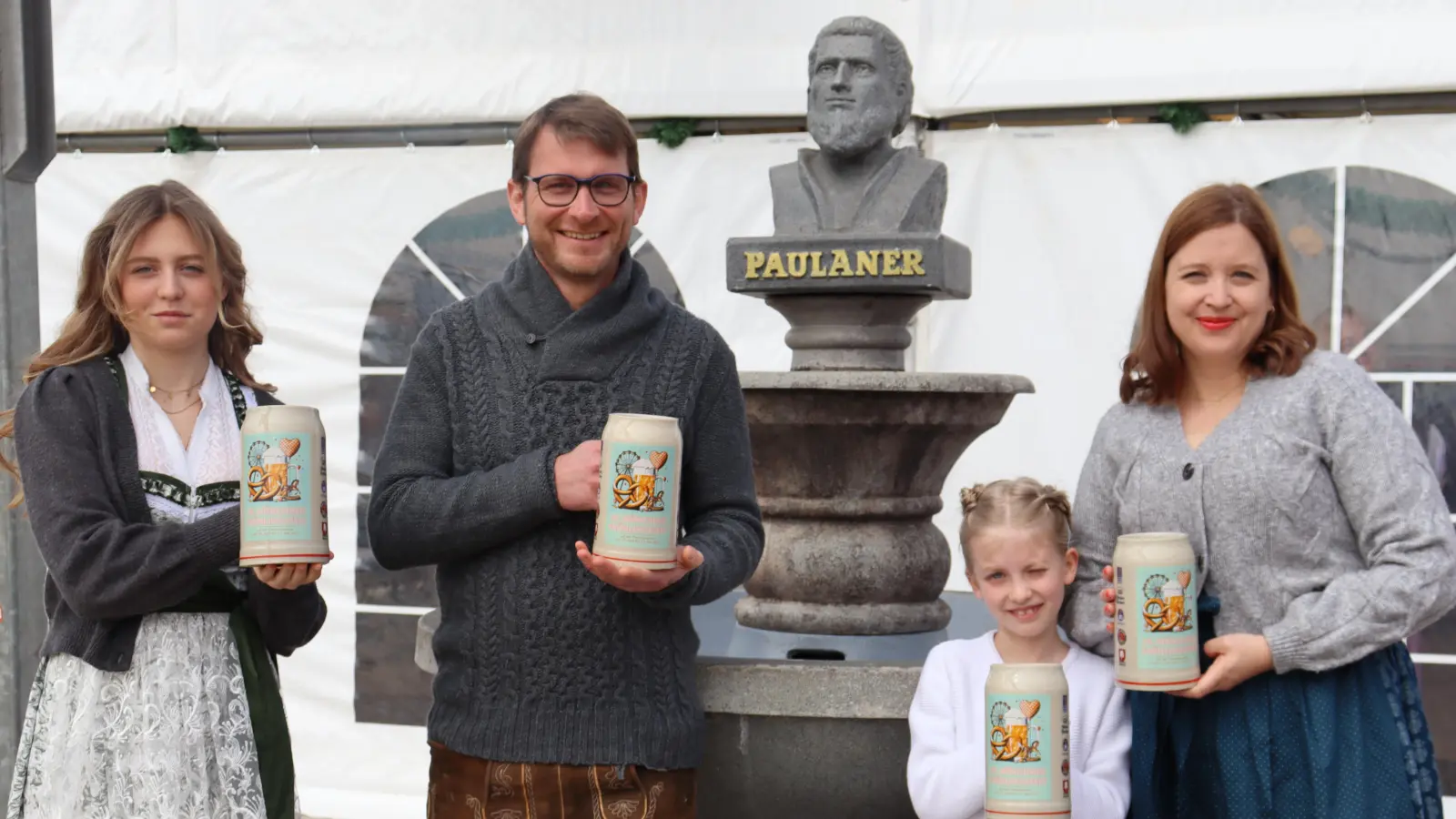Das Gewinnermotiv für den Festkrug war in diesem Jahr eine Gemeinschaftsleistung von (v.l.) Laura, Alexander, Helene und Daniela Lange-Srb.  (Foto: hw)