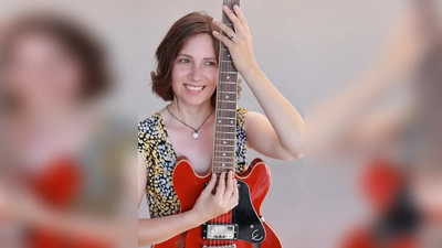 Yvonne Isegrei spielt mit ihrer Band in Pasing. (Foto: © Yvonne Isegrei)