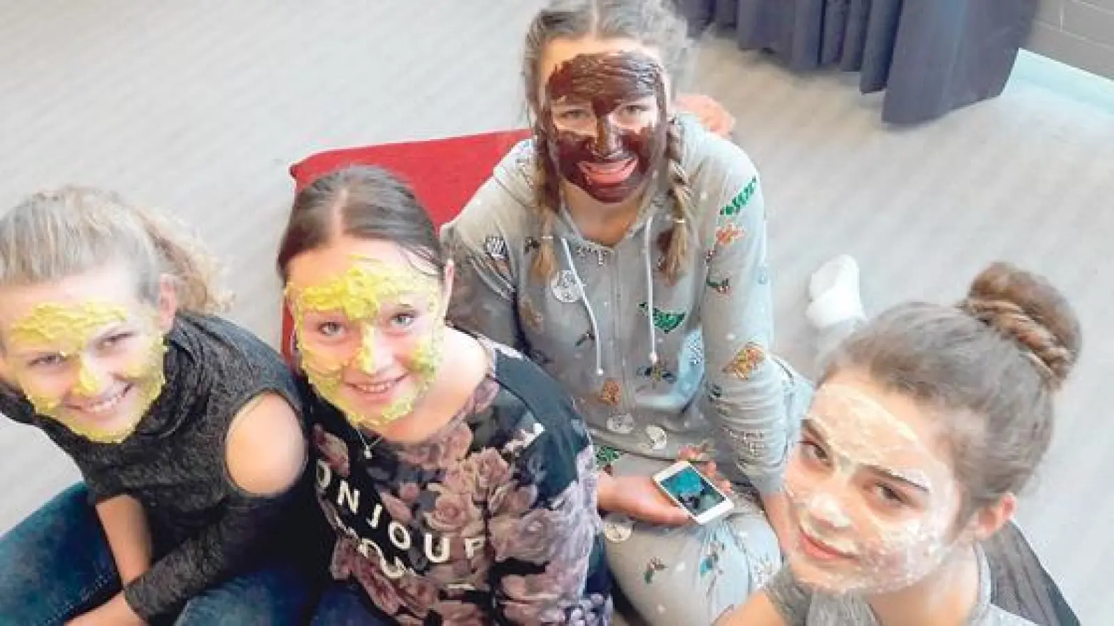 Alternative Gesichtsmasken waren nur eines von vielen Themen beim Girly Day an der Mittelschule Isen.	 (Foto: VA)