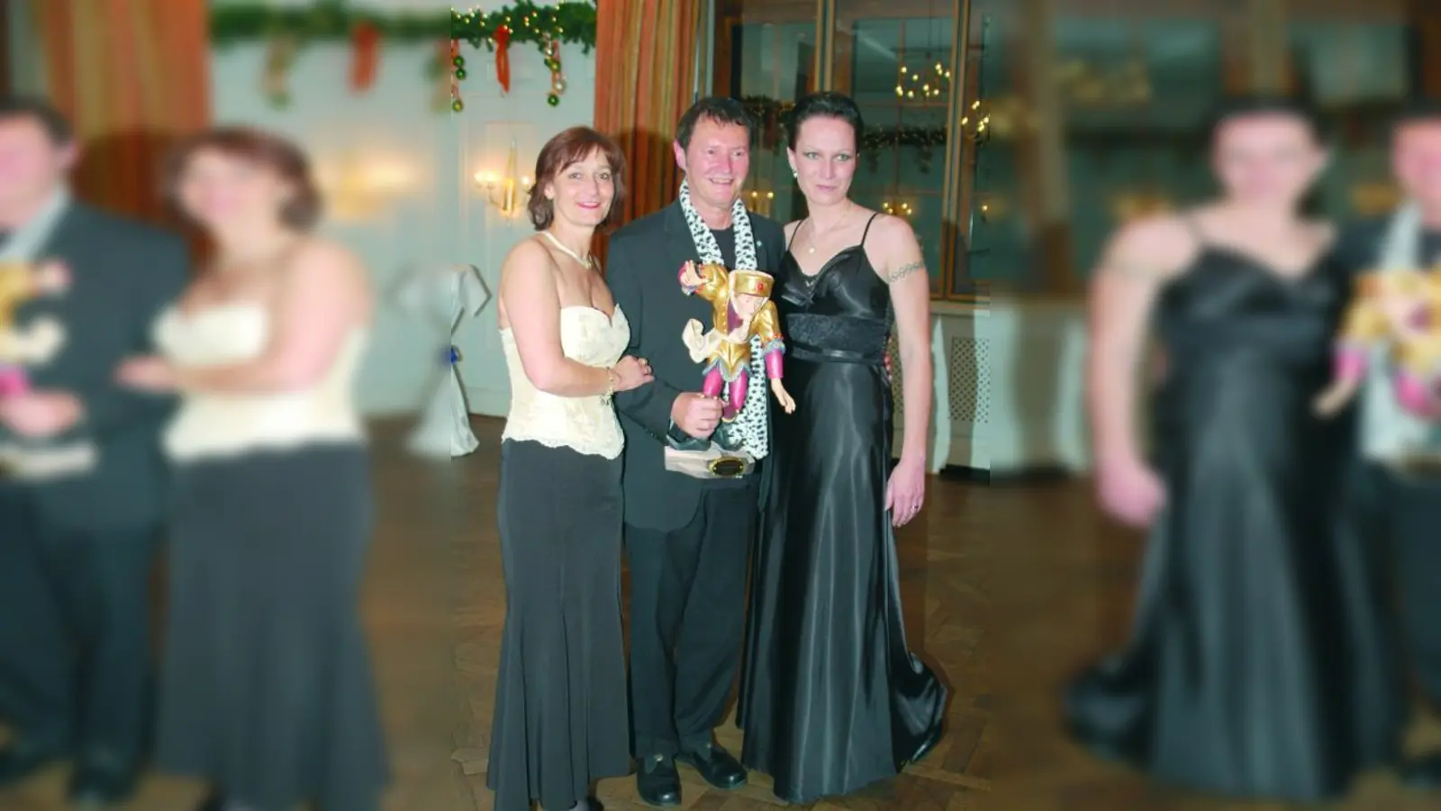 Jeanette Scherer (l.), Pressesprecherin der Würmesia, und Würmesia-Präsidentin Ea Meinhardt mit Hans-Jürgen Buchner. (Foto: Würmesia)