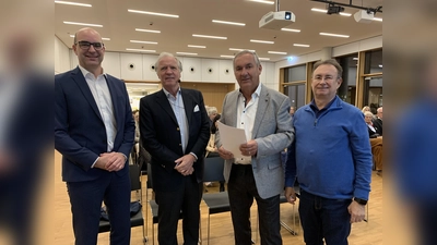 Großer Gesprächsbedarf beim brandaktuellen China-Thema: v.l. Bundestagsabgeordneter Michael Kiessling, Prof. Dr. Ingo Beyer von Morgenstern, Manfred Herz, Kreisvorsitzender der Mittelstandsunion, und Bezirksrat Harald Schwab.<br><br> (Foto: Annelies Furtschegger)