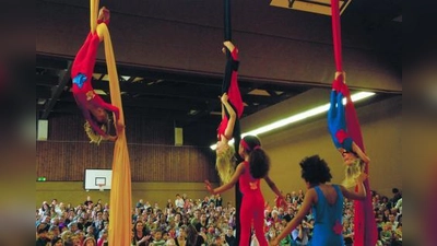Gelungene Show: Die kleinen Akrobatinnen am Vertikalseil präsentierten in der Sporthalle des TSV NN wagemutige Kunststücke. (Foto: Nicole Richter)