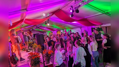 Nach dem Fest ist vor dem Fest. Am Samstagabend geht es richtig rund im Bierzelt. (Foto: SV Hirschbach/Kirchdorf)