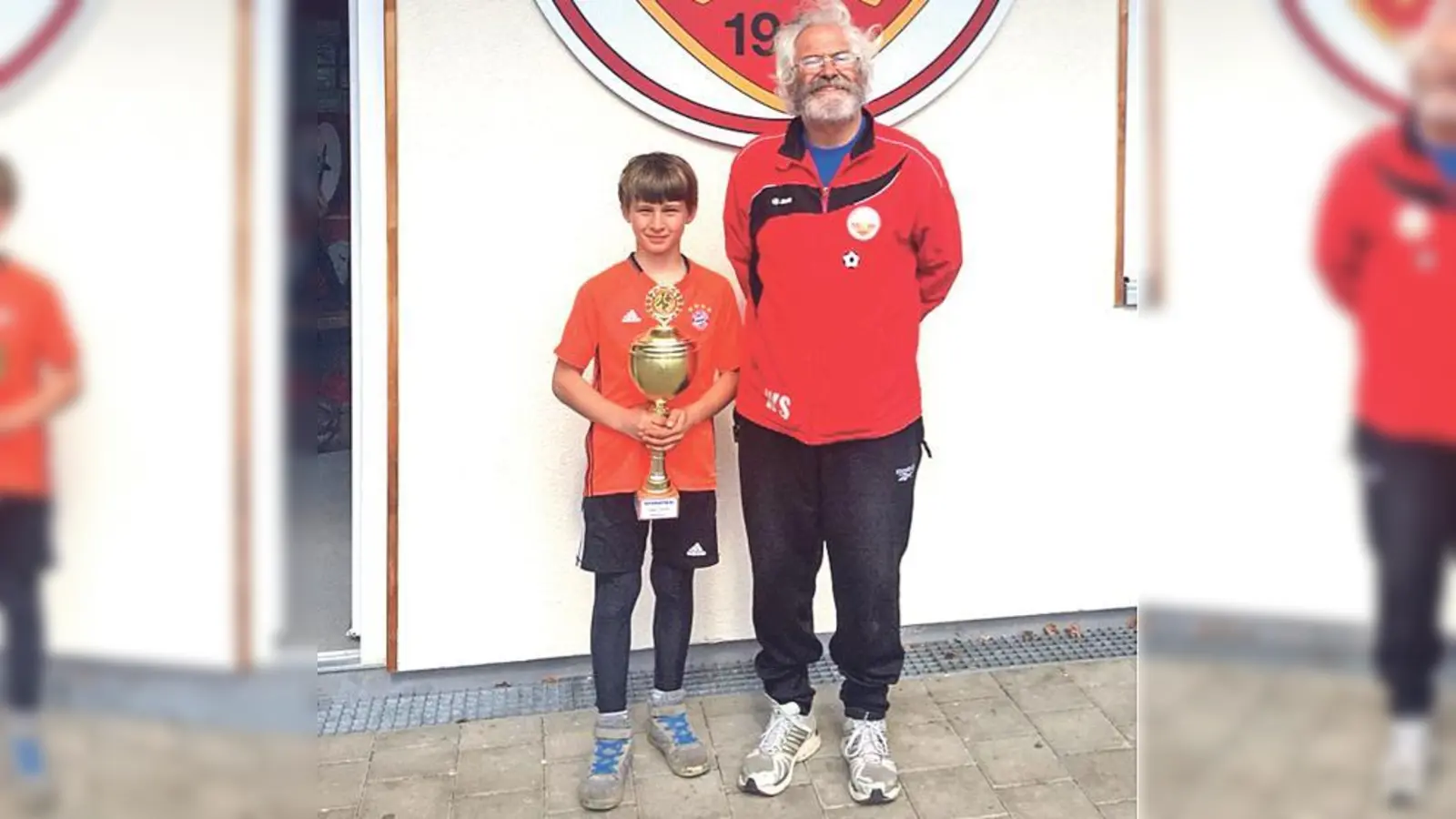 Anton Bönig ist der Osterferien-Wanderpokalsieger, der im Pfingstferiencamp seinen Wanderpokal verteidigen will. Auf dem Foto mit Camp-Trainer Werner Schäfer. 	 (Foto: VA)