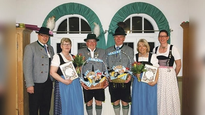 Ehrung: 1. Vorstand Markus Hardi, Christa Lainer, Arnold Lainer, Johann Barbarino, Rosa Barbarino und 2. Vorstand Cornelia Grusz (von links nach rechts).	 (Foto: privat)