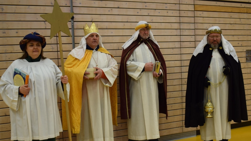 Die Opa-Sternsinger und ihre Sternenträgerin statteten der Kleinfeldschule einen Besuch ab. (Foto: Schule)
