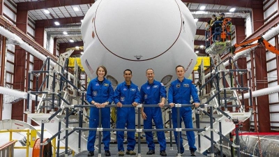 Die Crew der Mission „Cosmic Kiss” stellt sich für ein Gruppenfoto vor dem Start im Hangar auf. (Foto: SpaceX)