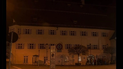 Fast nicht zu sehen. Das Rathaus in Ebersberg bleibt an diesem Wochenende gänzlich unbeleuchtet. (Foto: Stadt Ebersberg)