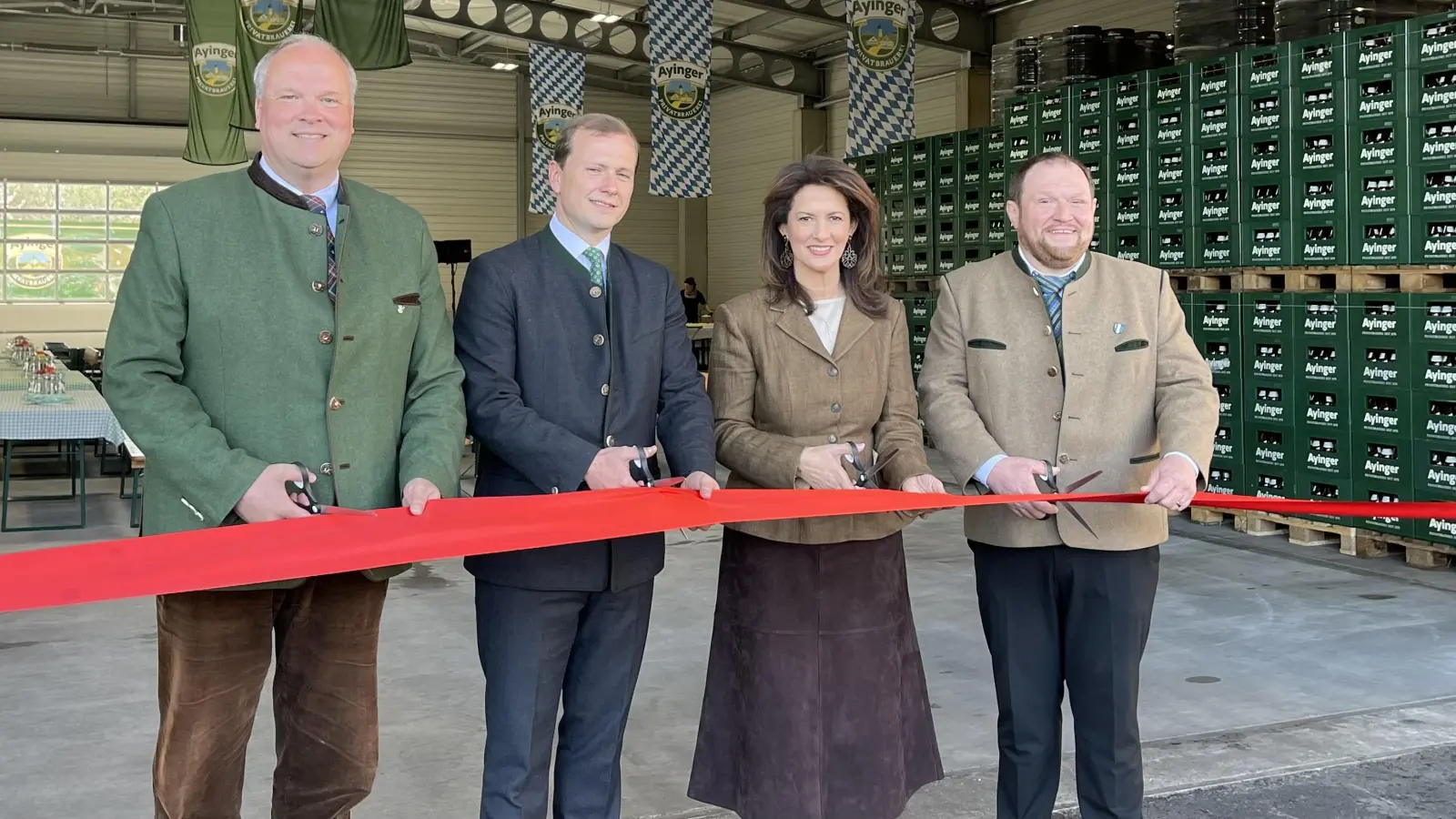 Feierten gemeinsam die Einweihung der neuen Lagerhalle (v.l.): Landrat Christoph Göbel, der Bräu von Aying, Franz Inselkammer, Ministerin Michaela Kaniber und Bürgermeister Peter Wagner (Foto: hw)