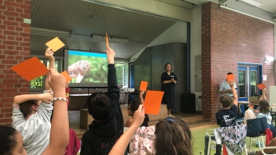 Die engagierten Kinder stimmen ab bei der Kinderversammlung, die von Sahra Aboudarar moderiert wurde. (Foto: privat)