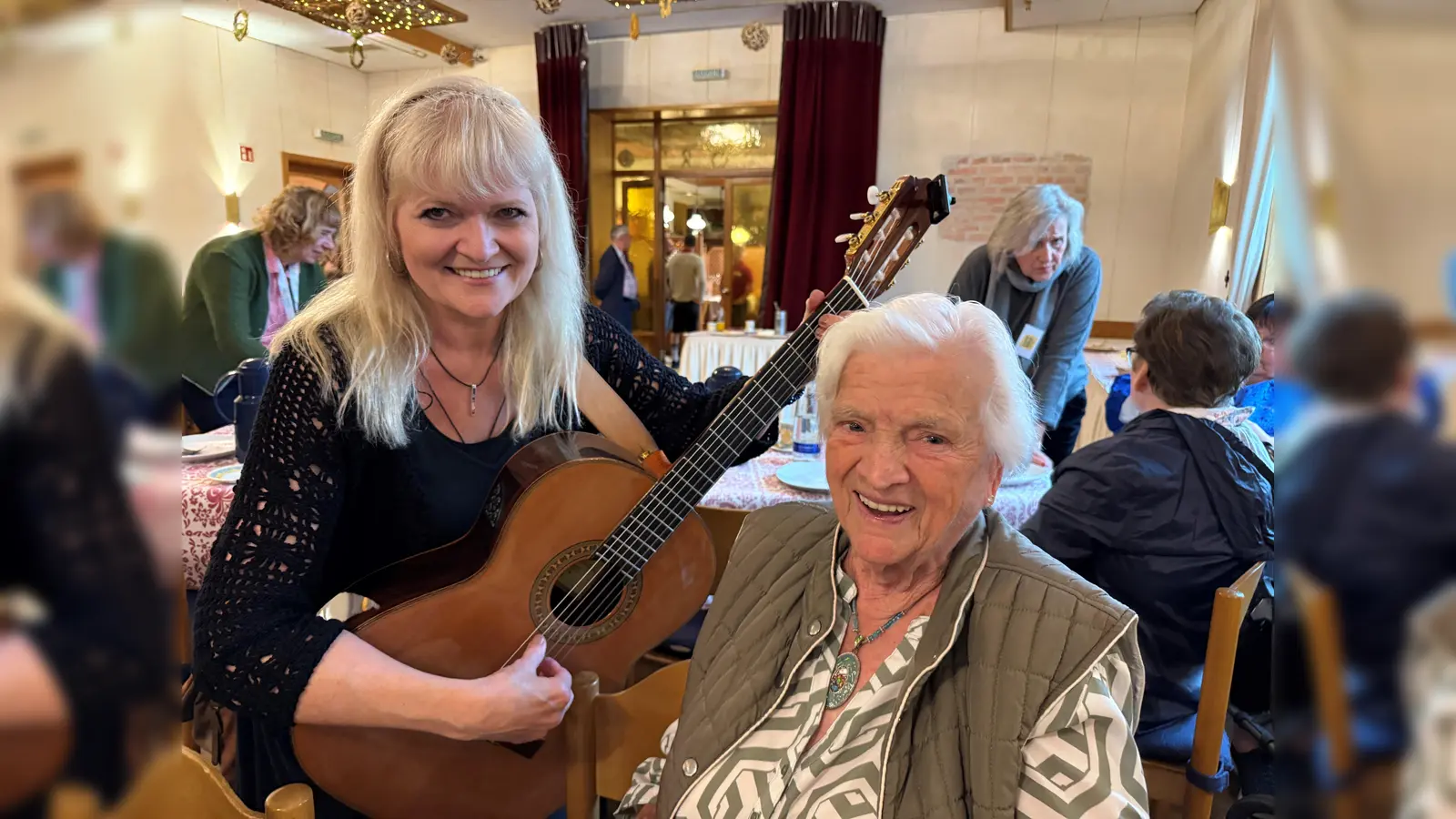 Liedermacherin Edeltraud Rey mit Lichtblick-Seniorin Elfriede M. (92) beim kostenfreien und gut besuchten Konzert im Wirtshaus Leiberheim.  (Foto: Seniorenhilfe Lichtblick)