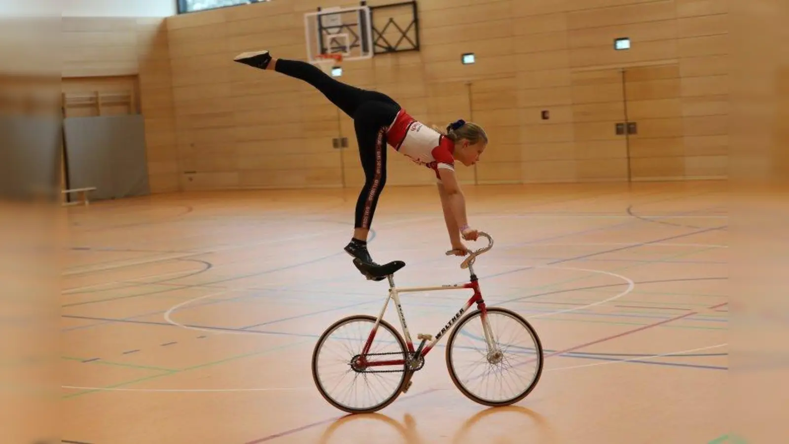 Annika Spangenberg beim Sattelbeugestand. (Foto: Martin Hensel)