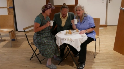 Komödie in drei Akten: „QuadratRatschn Schlamassl” dreht sich um zwei Nachbarinnen - und jede Menge Klatsch und Tratsch. (Foto: s' Moosacher Brett'l)