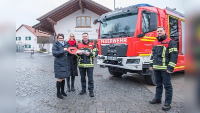 Bei der Übergabe waren Bürgermeisterin Brigitte Kössinger, Sandra Gillitzer vom Ordnungsamt, 1. Kommandant Ferdinand Maenner sowie sein Stellvertreter Sebastian Schönberger (v.l.) dabei. (Foto: Fred Rauscher)