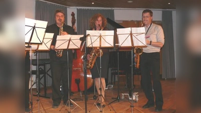 Saxophongruppe  der Coaches&#39; Combo: Otto Staniloi,  <br>Saxophonist der Spider Murphy Gang, Petra  <br>Rehder, Vorsitzende der „Freunde des LSG” und Schülerpappa Bernhard Freitag (Foto: Rita Demmel)