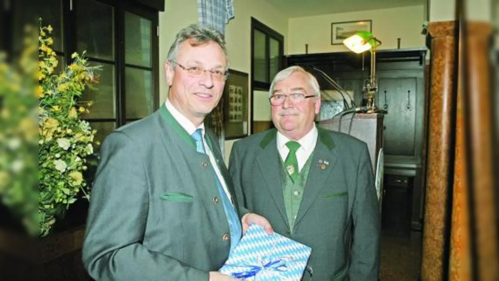 Staatsminister Siegfried Schneider (l.) und der 1. Landesschützenmeister des Bayerischen Sportschützenbundes, Wolfgang Kink. (Foto: pi)