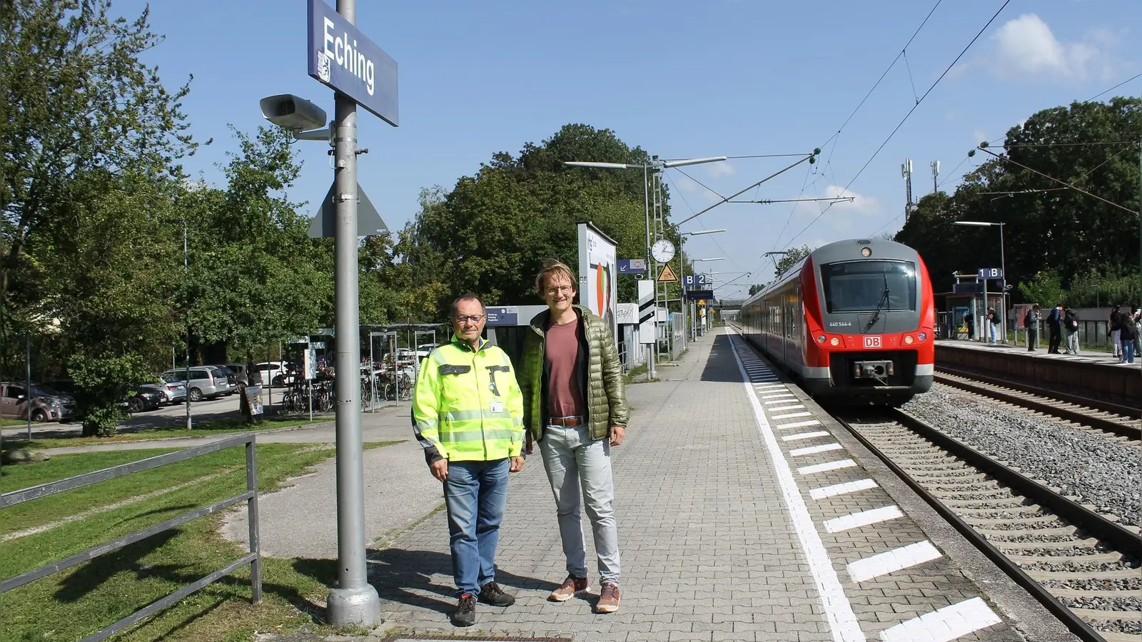 Bürgermeister Sebastian Thaler (r.) und Stefan Heckl, Sachgebietsleiter Tiefbau, freuen sich über den beschlossenen barrierefreien Ausbau des Echinger S-Bahnhofs. (F.: Gem. Eching)