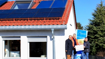 Oliver Berger (links), Vorsitzender des Energiewendevereins und Herbert Schwarz (rechts), Energieberater im Landratsamt bei der Scheckübergabe an Solar-Prämien-Gewinner Eckart Voßbeck aus Gauting. (Foto: Ernst Deiringer, Energiewendeverein Landkreis Starnberg)