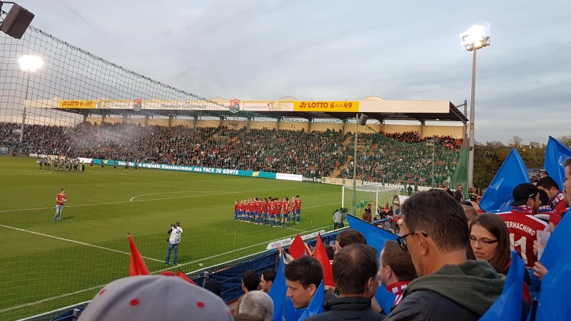 Der Sportpark Unterhaching hat schon einige spannende Partien im DFB-Pokal erlebt. Soll die Geschichte weitergehen, braucht es einen Sieg gegen Illertissen. (Archivbild: bas)